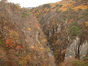 大沢橋より見た紅葉と鳴子峡