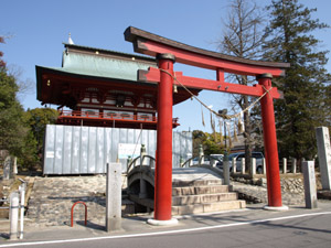 飯野八幡の改修中の門