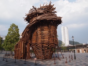 駅前にオブジェ